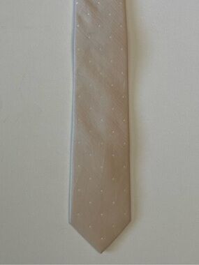 The Tie Bar 20% Linen/80% Silk Beige and White Polka Dot Tie (2.5 in x 59.5in)